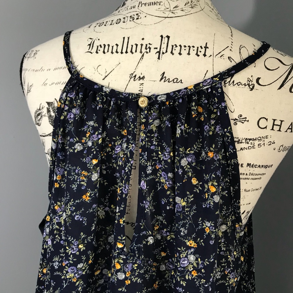 🆕🌸 Floral Laced & Embroidered Hem Top - Picture 6 of 8